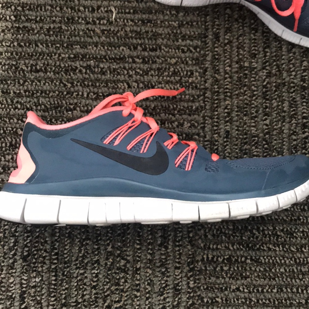 Nike Free Runs - Picture 2 of 4